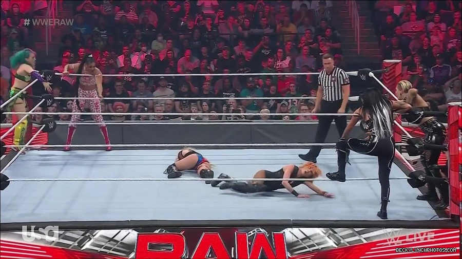 WWE_Monday_Night_Raw_2022_05_02_720p_HDTV_x264-NWCHD_mp4_007193194.jpg