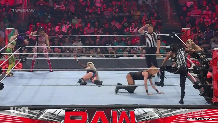 WWE_Monday_Night_Raw_2022_05_02_720p_HDTV_x264-NWCHD_mp4_007194395.jpg