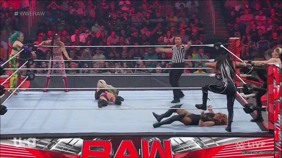 WWE_Monday_Night_Raw_2022_05_02_720p_HDTV_x264-NWCHD_mp4_007195596.jpg