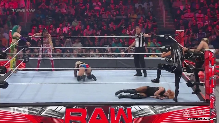 WWE_Monday_Night_Raw_2022_05_02_720p_HDTV_x264-NWCHD_mp4_007195997.jpg