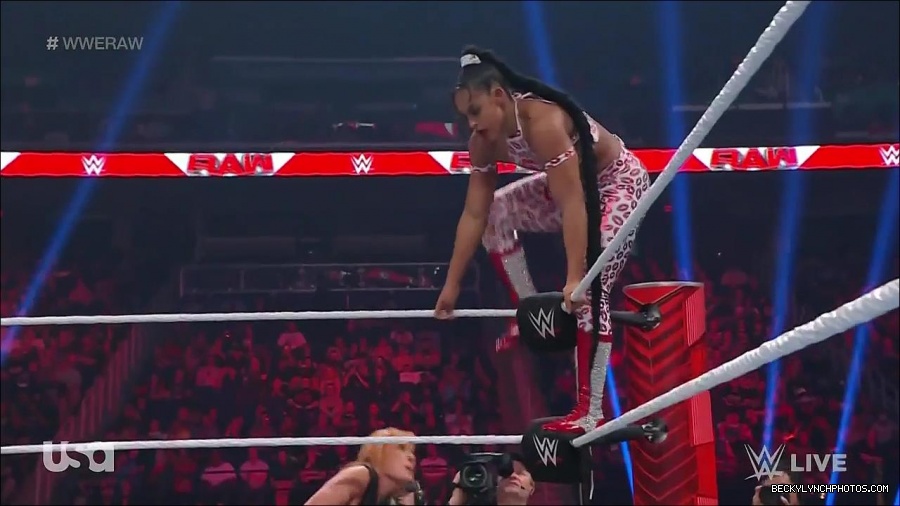 WWE_Monday_Night_Raw_2022_05_02_720p_HDTV_x264-NWCHD_mp4_007273841.jpg