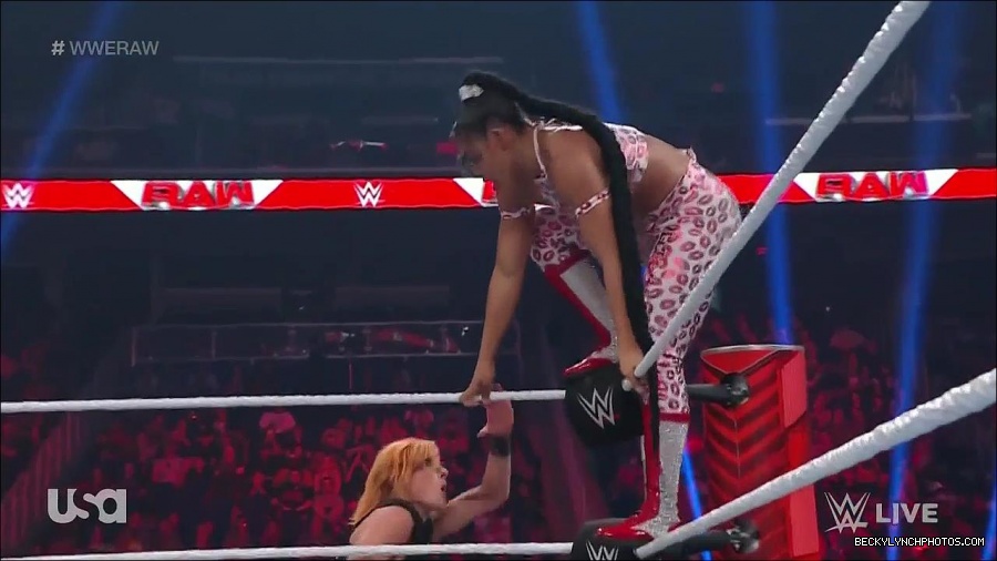 WWE_Monday_Night_Raw_2022_05_02_720p_HDTV_x264-NWCHD_mp4_007274242.jpg