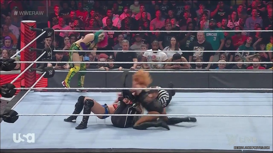 WWE_Monday_Night_Raw_2022_05_02_720p_HDTV_x264-NWCHD_mp4_007401969.jpg
