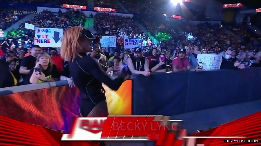 WWE_Monday_Night_Raw_2022_05_09_720p_HDTV_x264-NWCHD_mp4_007089954.jpg