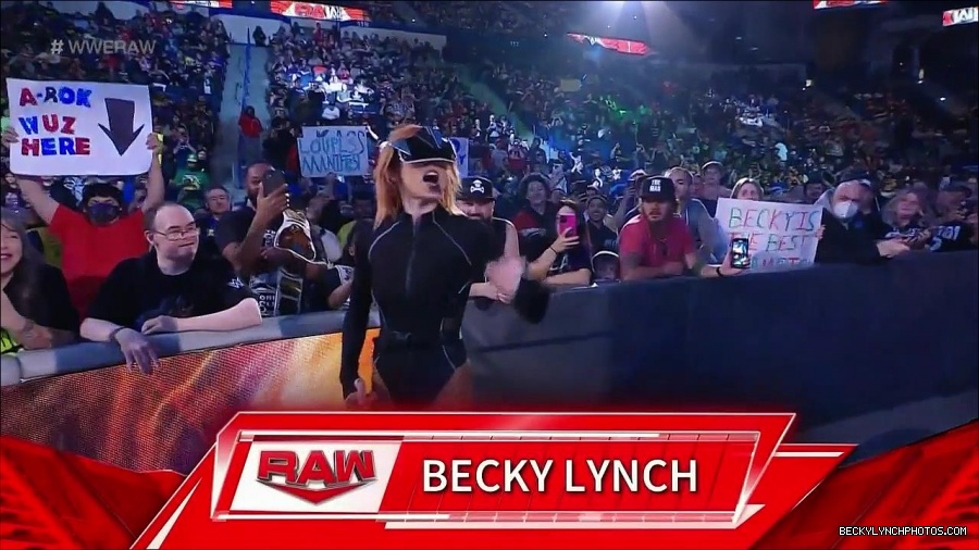 WWE_Monday_Night_Raw_2022_05_09_720p_HDTV_x264-NWCHD_mp4_007091155.jpg