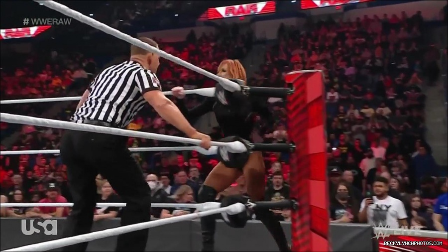 WWE_Monday_Night_Raw_2022_05_09_720p_HDTV_x264-NWCHD_mp4_007496260.jpg