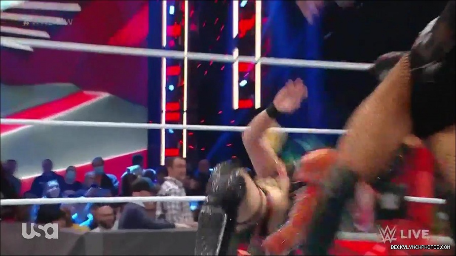 WWE_Monday_Night_Raw_2022_05_09_720p_HDTV_x264-NWCHD_mp4_007503200.jpg