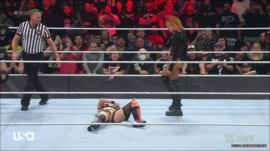 WWE_Monday_Night_Raw_2022_05_09_720p_HDTV_x264-NWCHD_mp4_007508005.jpg