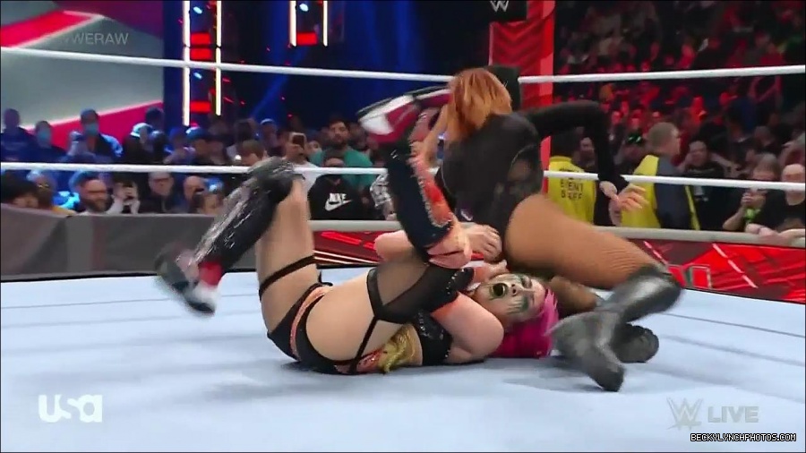 WWE_Monday_Night_Raw_2022_05_09_720p_HDTV_x264-NWCHD_mp4_007512009.jpg