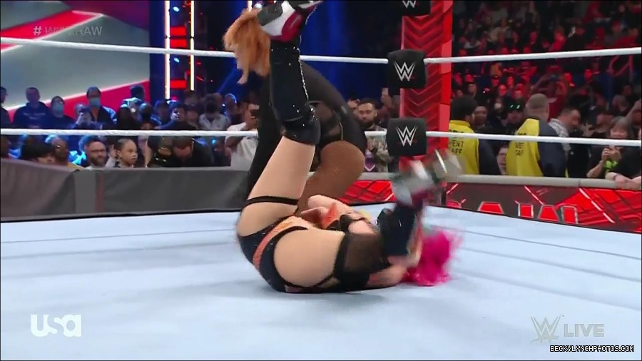 WWE_Monday_Night_Raw_2022_05_09_720p_HDTV_x264-NWCHD_mp4_007514411.jpg