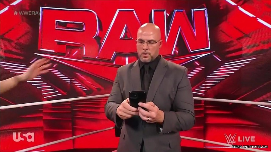 WWE_Monday_Night_Raw_2022_05_16_720p_HDTV_x264-NWCHD_mp4_001907306.jpg