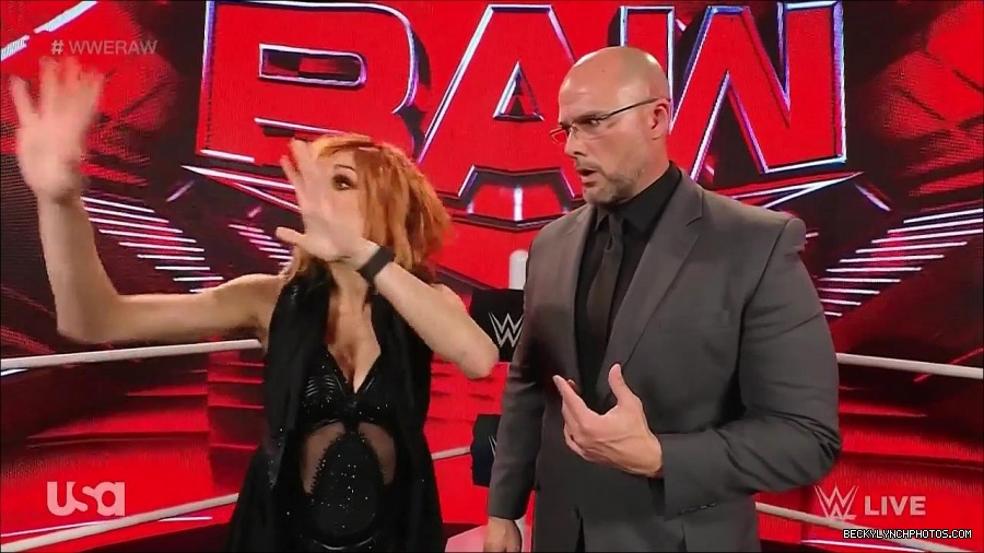 WWE_Monday_Night_Raw_2022_05_16_720p_HDTV_x264-NWCHD_mp4_001915714.jpg