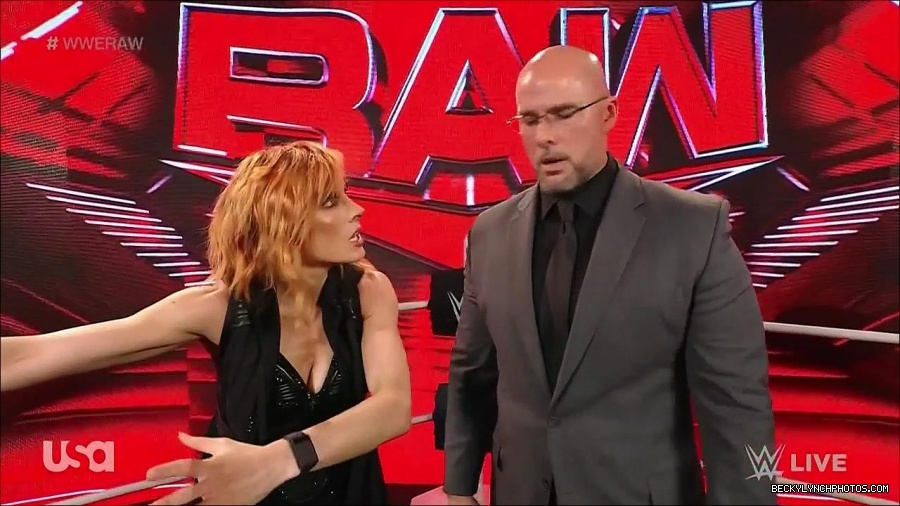 WWE_Monday_Night_Raw_2022_05_16_720p_HDTV_x264-NWCHD_mp4_001918517.jpg