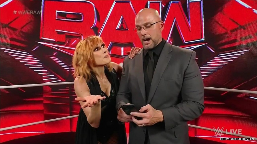 WWE_Monday_Night_Raw_2022_05_16_720p_HDTV_x264-NWCHD_mp4_002012645.jpg