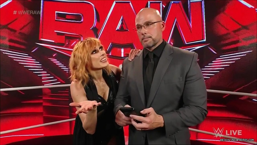 WWE_Monday_Night_Raw_2022_05_16_720p_HDTV_x264-NWCHD_mp4_002013045.jpg