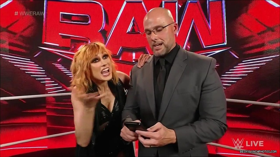 WWE_Monday_Night_Raw_2022_05_16_720p_HDTV_x264-NWCHD_mp4_002013446.jpg