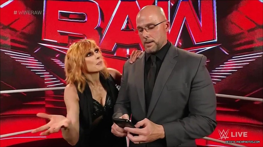 WWE_Monday_Night_Raw_2022_05_16_720p_HDTV_x264-NWCHD_mp4_002013846.jpg