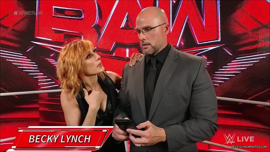 WWE_Monday_Night_Raw_2022_05_16_720p_HDTV_x264-NWCHD_mp4_002017450.jpg