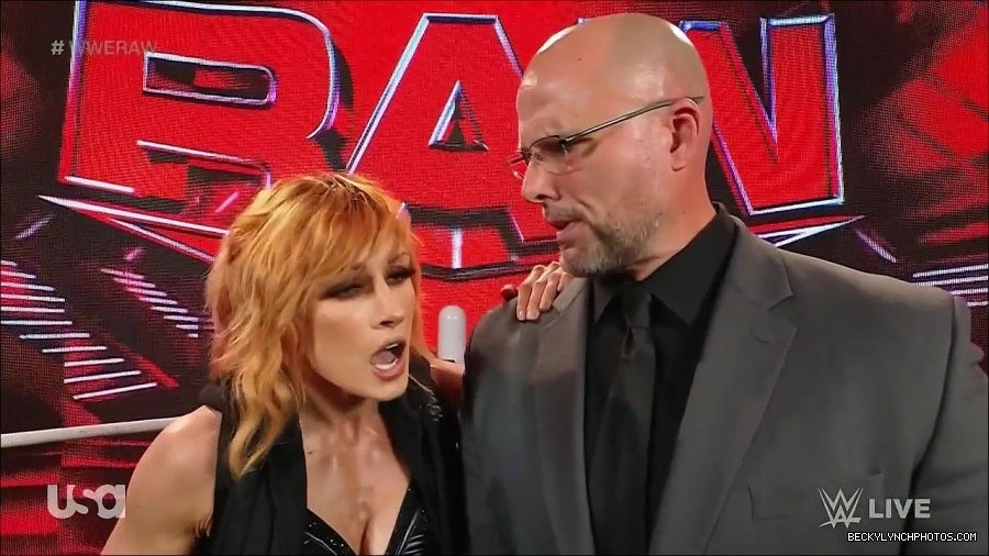 WWE_Monday_Night_Raw_2022_05_16_720p_HDTV_x264-NWCHD_mp4_002043476.jpg