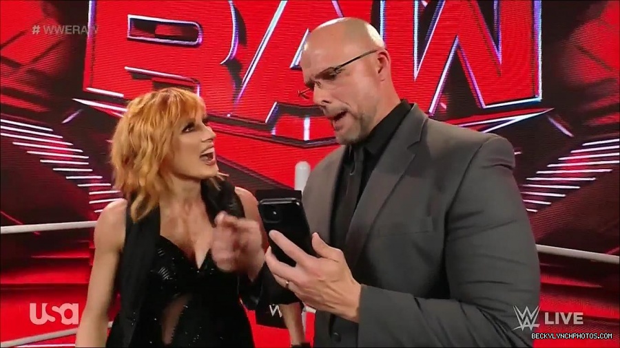 WWE_Monday_Night_Raw_2022_05_16_720p_HDTV_x264-NWCHD_mp4_002047079.jpg