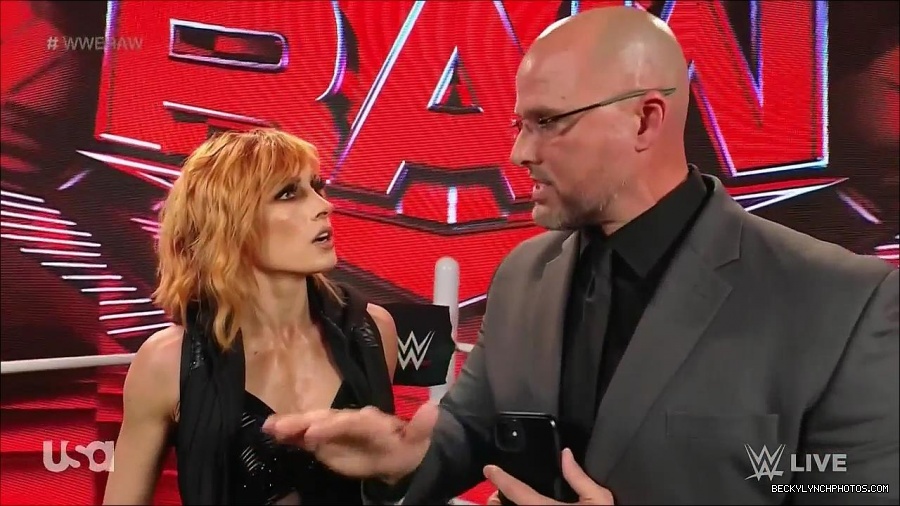 WWE_Monday_Night_Raw_2022_05_16_720p_HDTV_x264-NWCHD_mp4_002061494.jpg