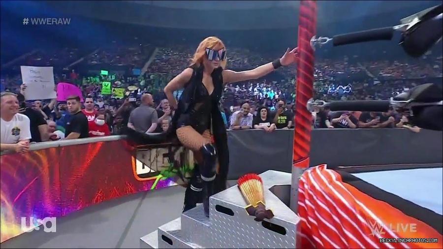 WWE_Monday_Night_Raw_2022_05_16_720p_HDTV_x264-NWCHD_mp4_007136771.jpg