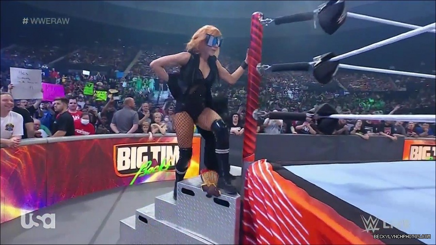 WWE_Monday_Night_Raw_2022_05_16_720p_HDTV_x264-NWCHD_mp4_007137572.jpg