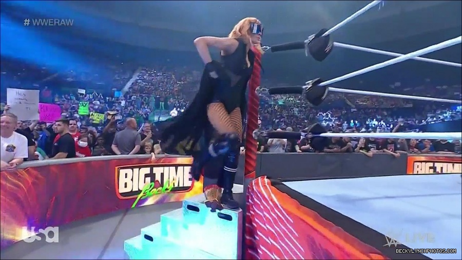 WWE_Monday_Night_Raw_2022_05_16_720p_HDTV_x264-NWCHD_mp4_007137972.jpg