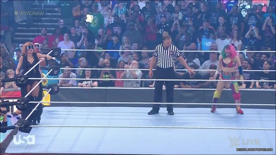 WWE_Monday_Night_Raw_2022_05_16_720p_HDTV_x264-NWCHD_mp4_007139974.jpg