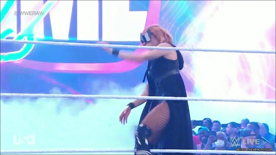 WWE_Monday_Night_Raw_2022_05_16_720p_HDTV_x264-NWCHD_mp4_007142377.jpg