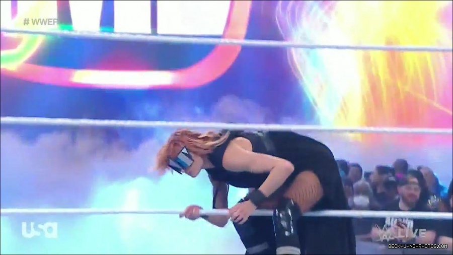 WWE_Monday_Night_Raw_2022_05_16_720p_HDTV_x264-NWCHD_mp4_007142777.jpg