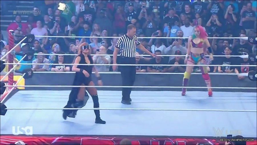 WWE_Monday_Night_Raw_2022_05_16_720p_HDTV_x264-NWCHD_mp4_007144379.jpg