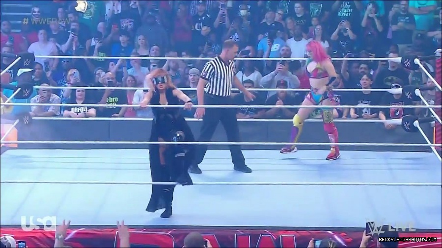 WWE_Monday_Night_Raw_2022_05_16_720p_HDTV_x264-NWCHD_mp4_007145179.jpg
