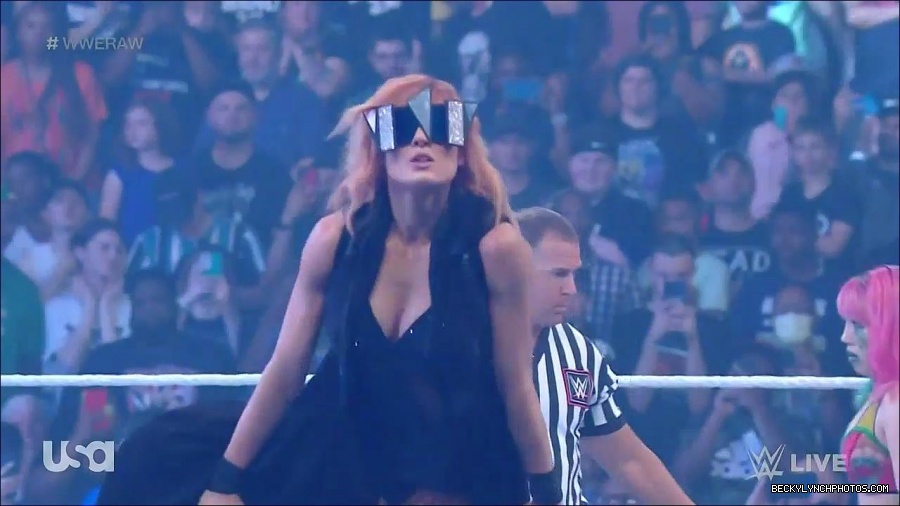WWE_Monday_Night_Raw_2022_05_16_720p_HDTV_x264-NWCHD_mp4_007146781.jpg