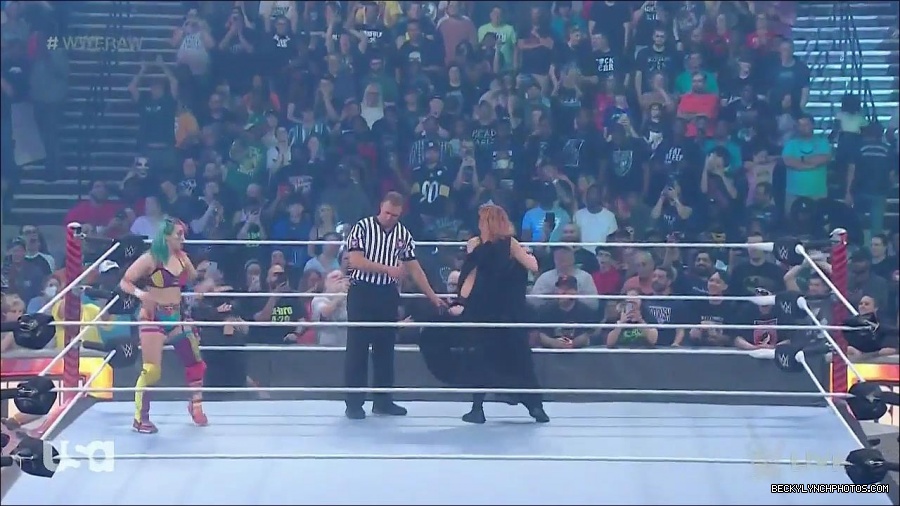 WWE_Monday_Night_Raw_2022_05_16_720p_HDTV_x264-NWCHD_mp4_007165199.jpg