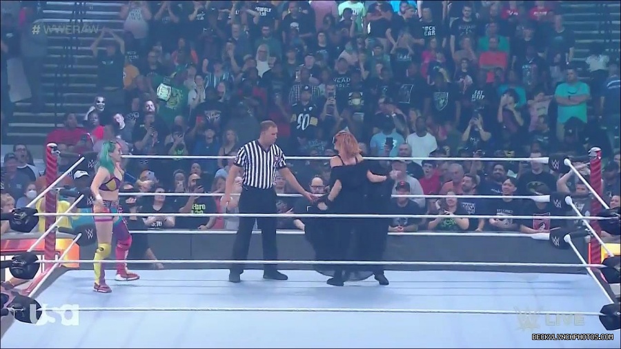WWE_Monday_Night_Raw_2022_05_16_720p_HDTV_x264-NWCHD_mp4_007165600.jpg
