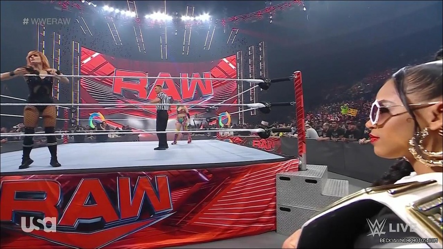 WWE_Monday_Night_Raw_2022_05_16_720p_HDTV_x264-NWCHD_mp4_007172407.jpg