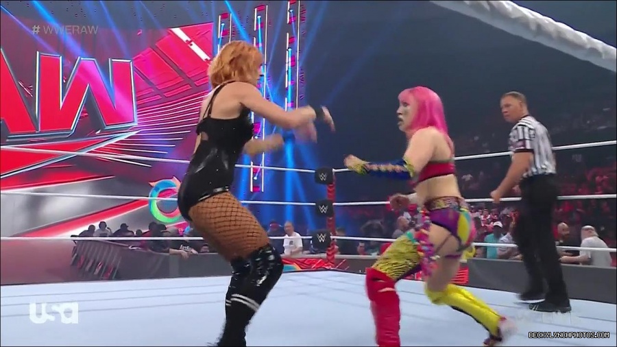 WWE_Monday_Night_Raw_2022_05_16_720p_HDTV_x264-NWCHD_mp4_007178813.jpg