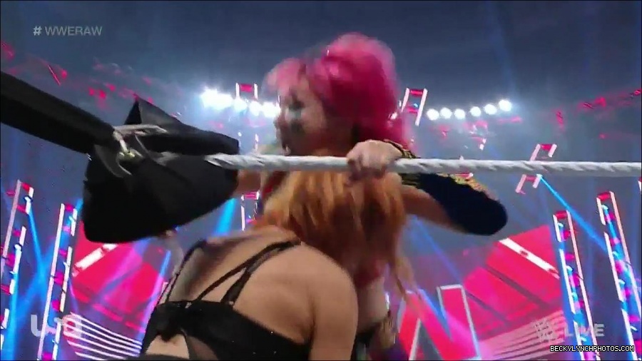 WWE_Monday_Night_Raw_2022_05_16_720p_HDTV_x264-NWCHD_mp4_007188423.jpg