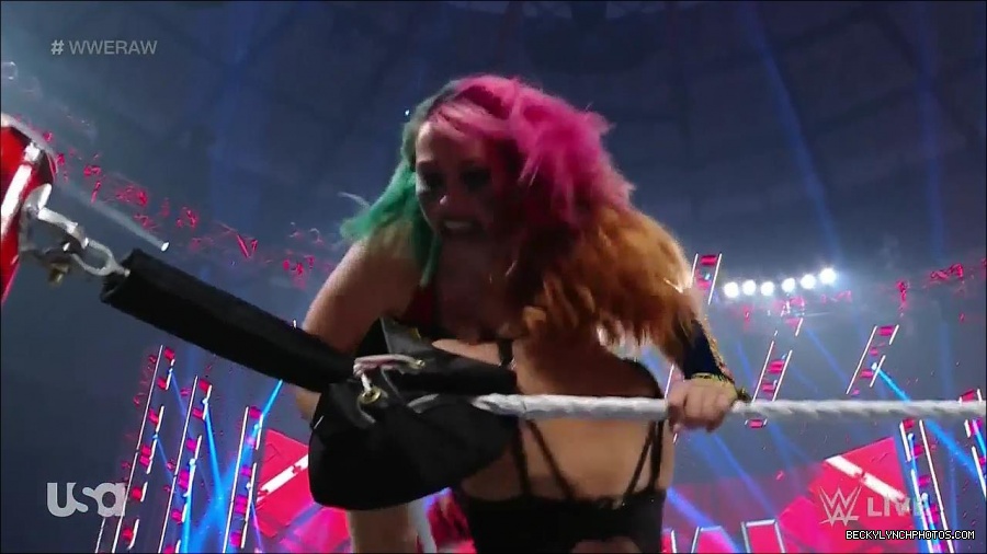 WWE_Monday_Night_Raw_2022_05_16_720p_HDTV_x264-NWCHD_mp4_007189223.jpg