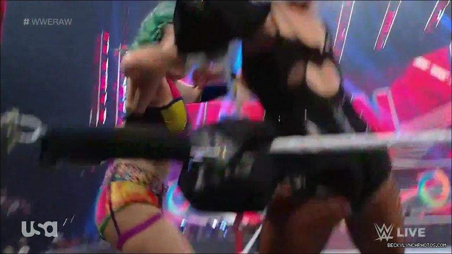 WWE_Monday_Night_Raw_2022_05_16_720p_HDTV_x264-NWCHD_mp4_007189624.jpg