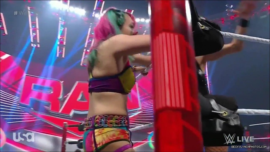 WWE_Monday_Night_Raw_2022_05_16_720p_HDTV_x264-NWCHD_mp4_007191626.jpg