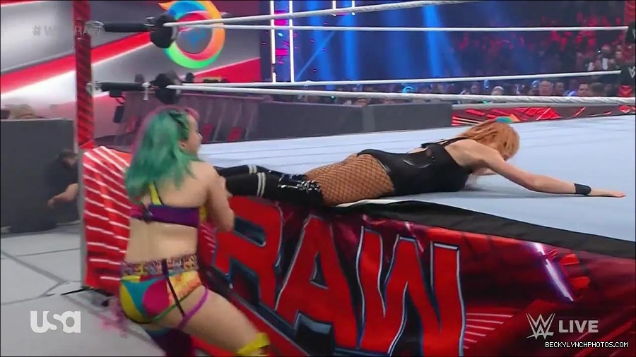 WWE_Monday_Night_Raw_2022_05_16_720p_HDTV_x264-NWCHD_mp4_007202036.jpg