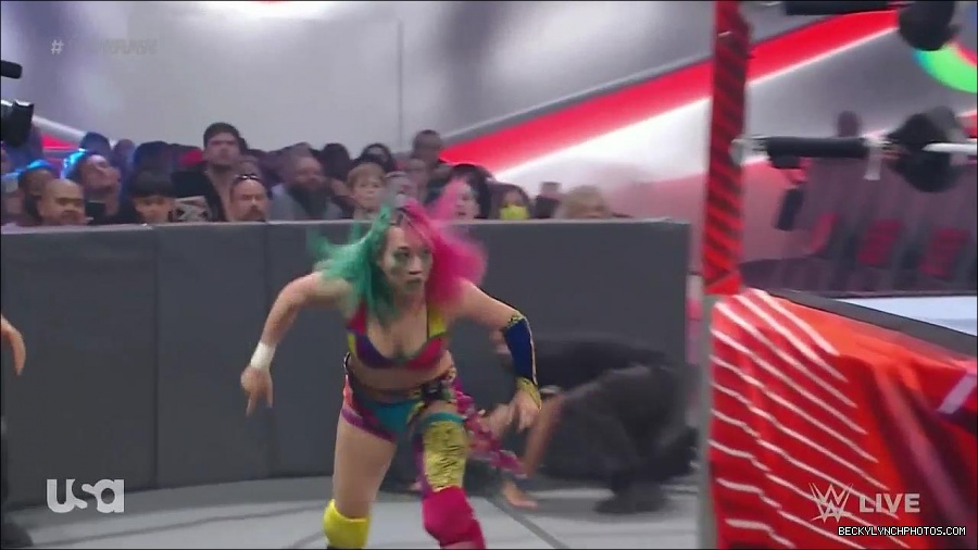 WWE_Monday_Night_Raw_2022_05_16_720p_HDTV_x264-NWCHD_mp4_007204439.jpg