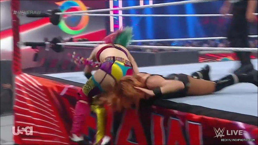 WWE_Monday_Night_Raw_2022_05_16_720p_HDTV_x264-NWCHD_mp4_007206441.jpg