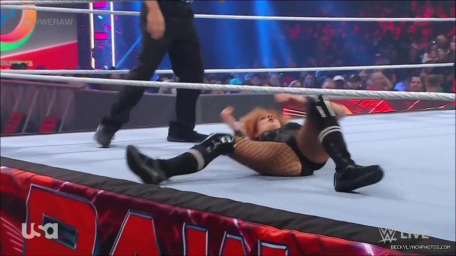 WWE_Monday_Night_Raw_2022_05_16_720p_HDTV_x264-NWCHD_mp4_007210044.jpg