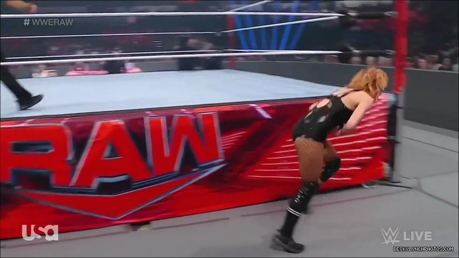 WWE_Monday_Night_Raw_2022_05_16_720p_HDTV_x264-NWCHD_mp4_007223658.jpg
