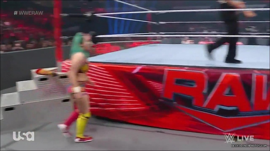 WWE_Monday_Night_Raw_2022_05_16_720p_HDTV_x264-NWCHD_mp4_007224459.jpg
