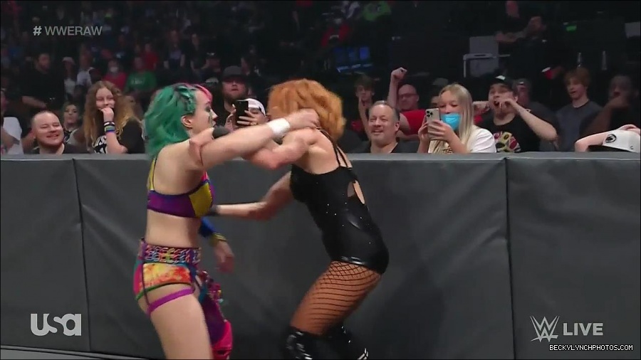 WWE_Monday_Night_Raw_2022_05_16_720p_HDTV_x264-NWCHD_mp4_007228062.jpg