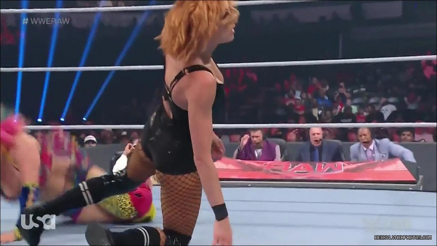 WWE_Monday_Night_Raw_2022_05_16_720p_HDTV_x264-NWCHD_mp4_007265300.jpg